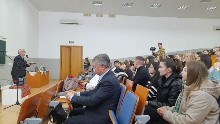 ce6a2adb-1288-4296-8d9b-0dcc5d1ab42f