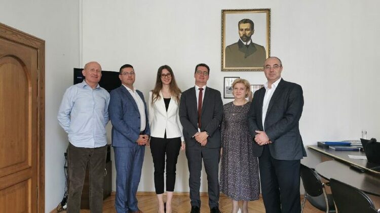 566c01e2-9cbd-4e3b-9caf-c180a6cb56bb